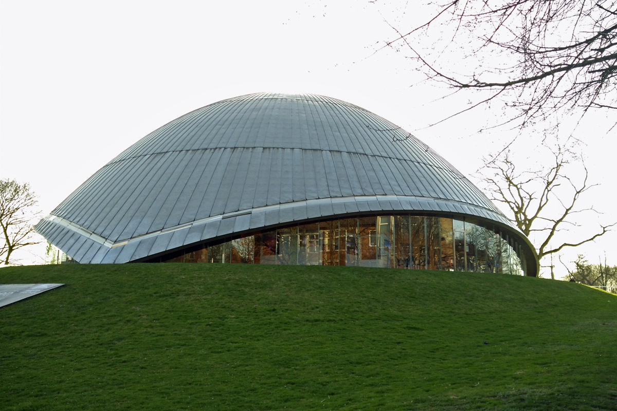 Das Foto zeigt das Zeiss Planetarium in Bochum von außen.