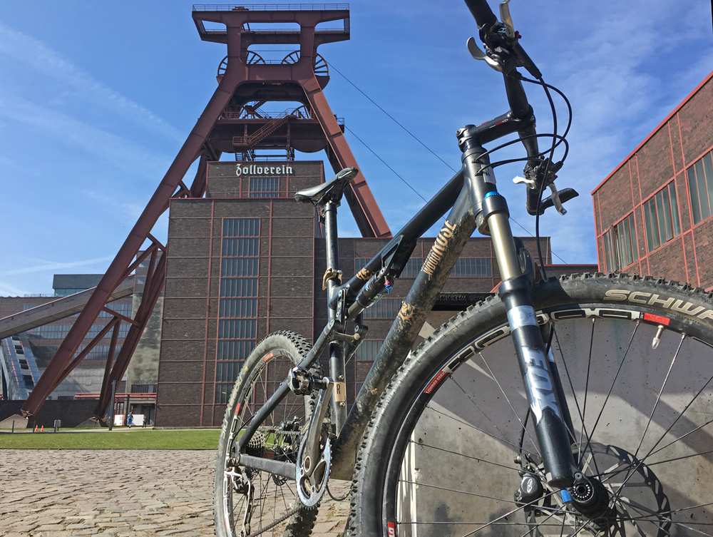 Mountainbike vor der Zeche Zollverein