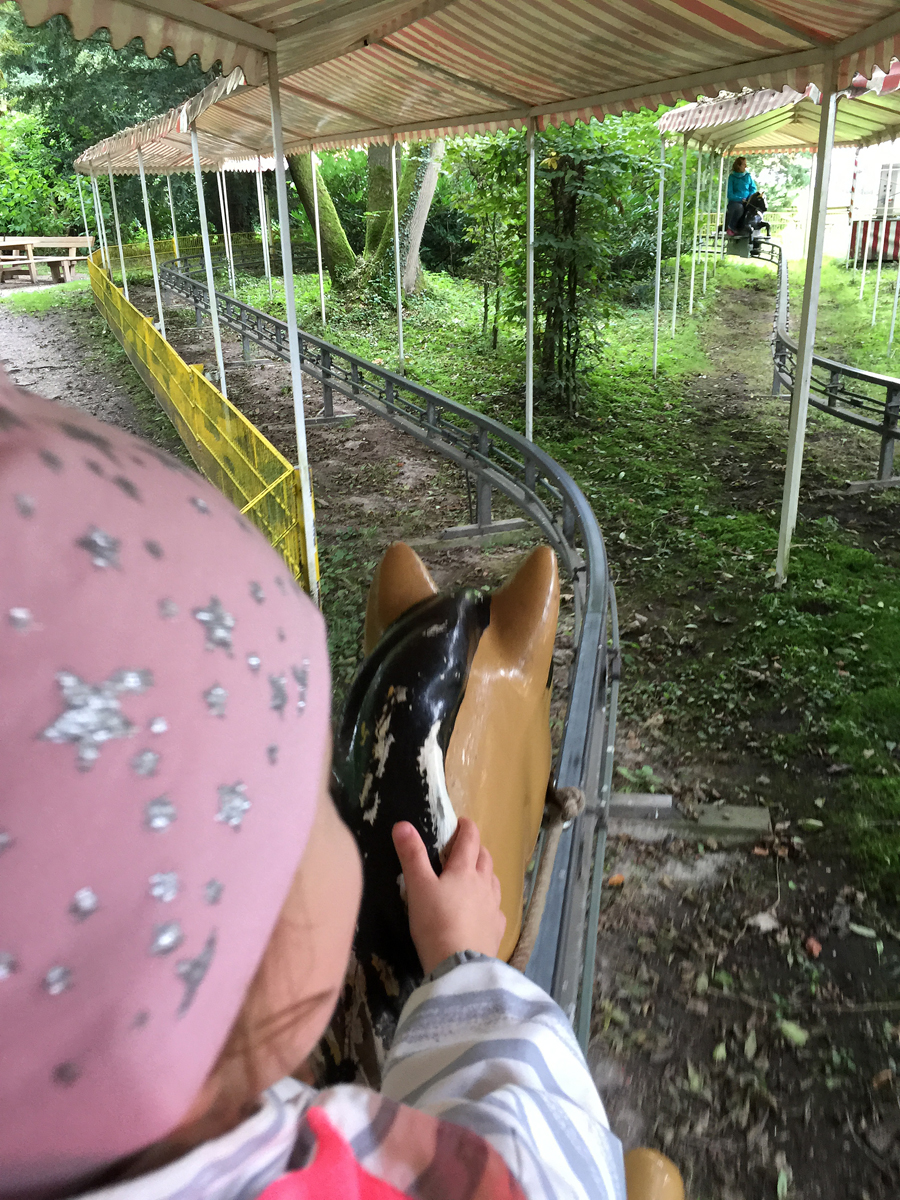 Beim "Pferdereiten" im Freizeitpark Schloss Beck in Bottrop-Kirchhellen
