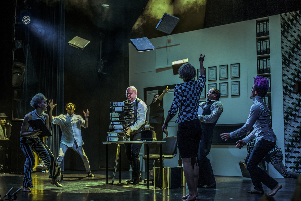 Ensemble der Show "KAWUMM" im GOP Varieté-Theater Essen