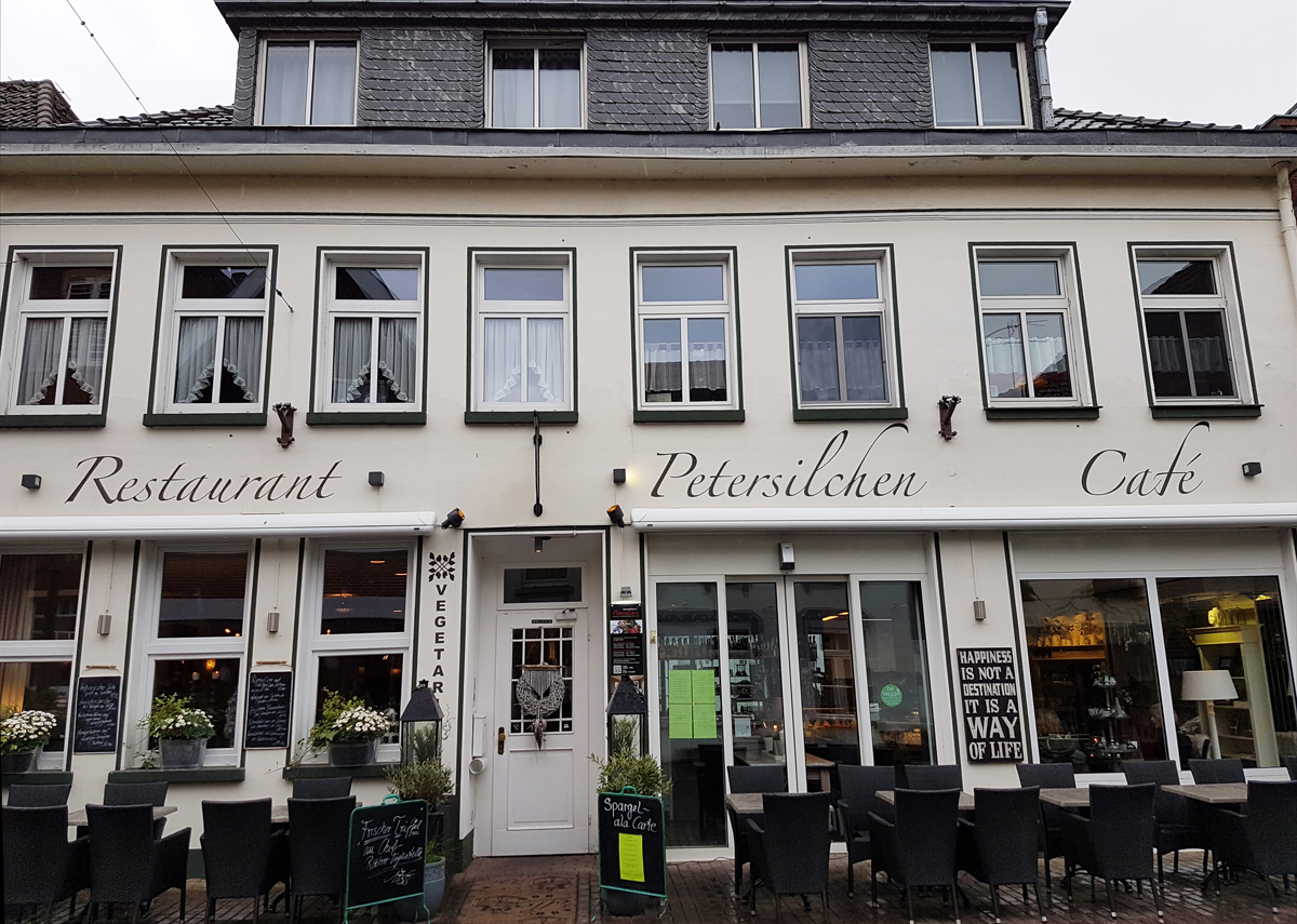 Das Foto zeigt eine Außenansicht des vegane Restaurants "Petersilchen" in Xanten.