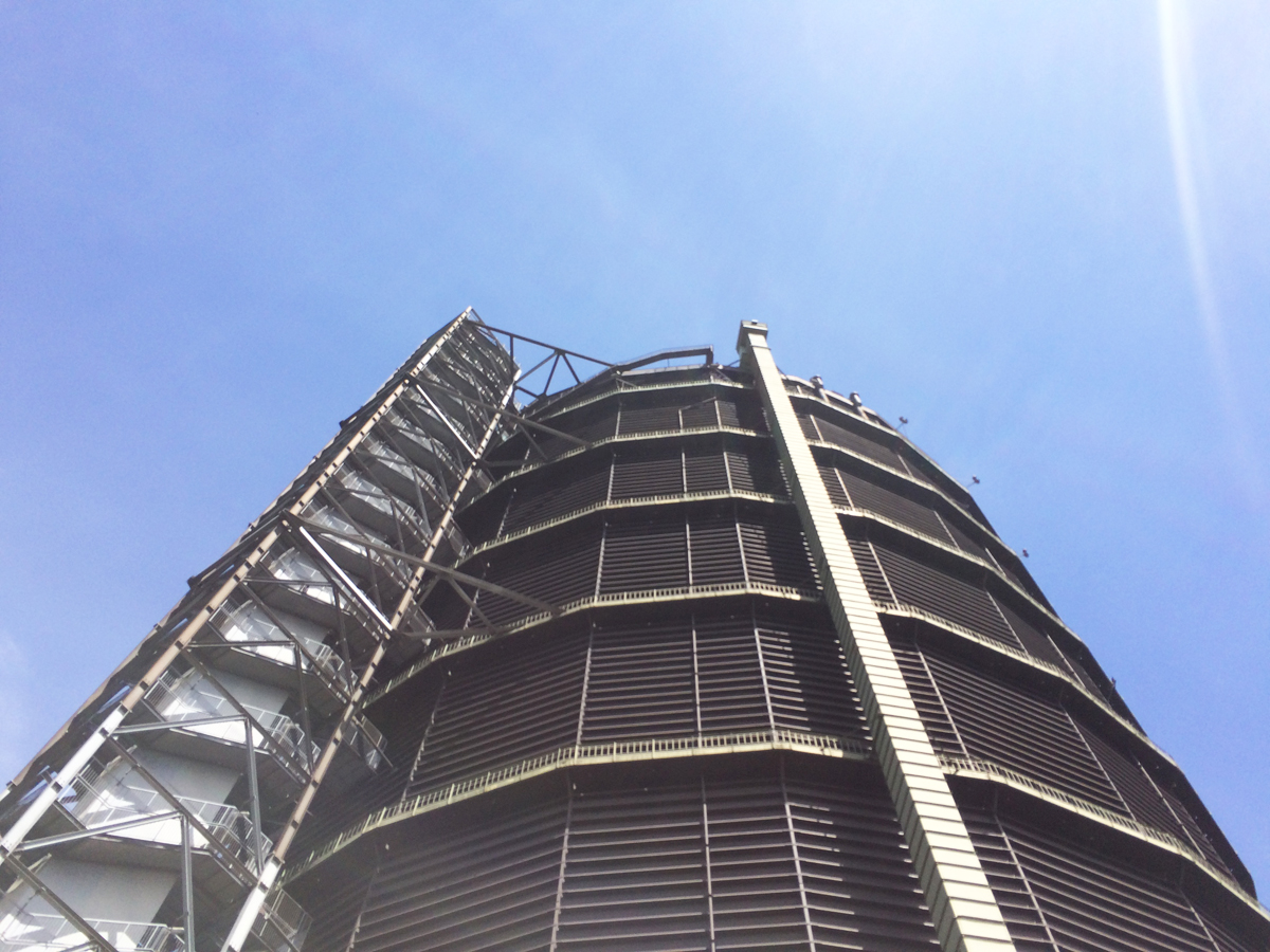 Das Bild zeigt den Gasometer Oberhausen von unten