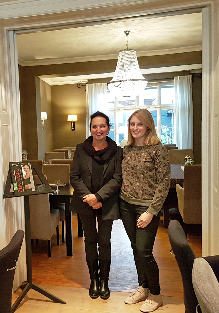 Das Foto zeigt Katalina, die Autorin des Blogartikels, zusammen mit "Petersilchen"-Inhaberin Gabi Völlings im Innenraum des "Petersilchen" in Xanten.