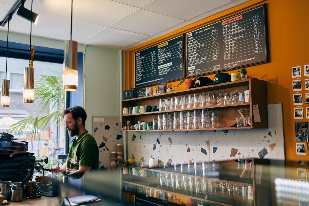 Das Foto zeigt Philipp beim Kaffee machen in seinem Café Fräulein Coffea in Bochum