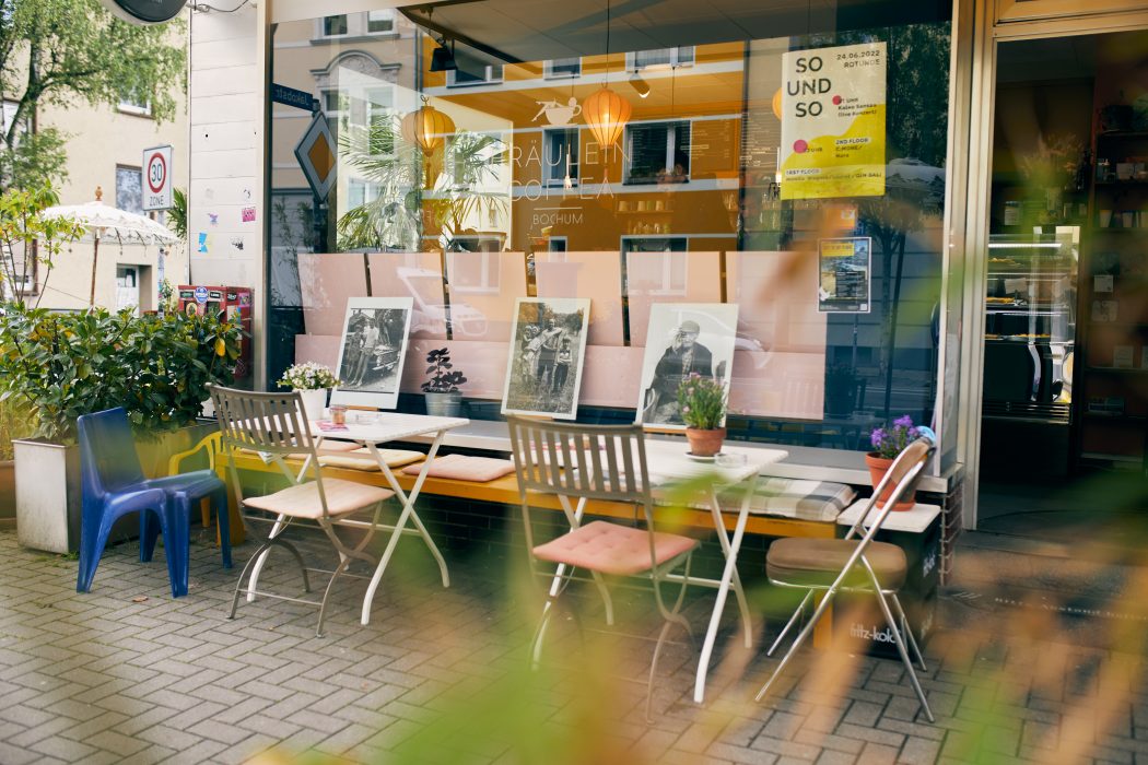 Das Foto zeigt desn Außenbereich des Cafés Fräulein Coffea in Bochum