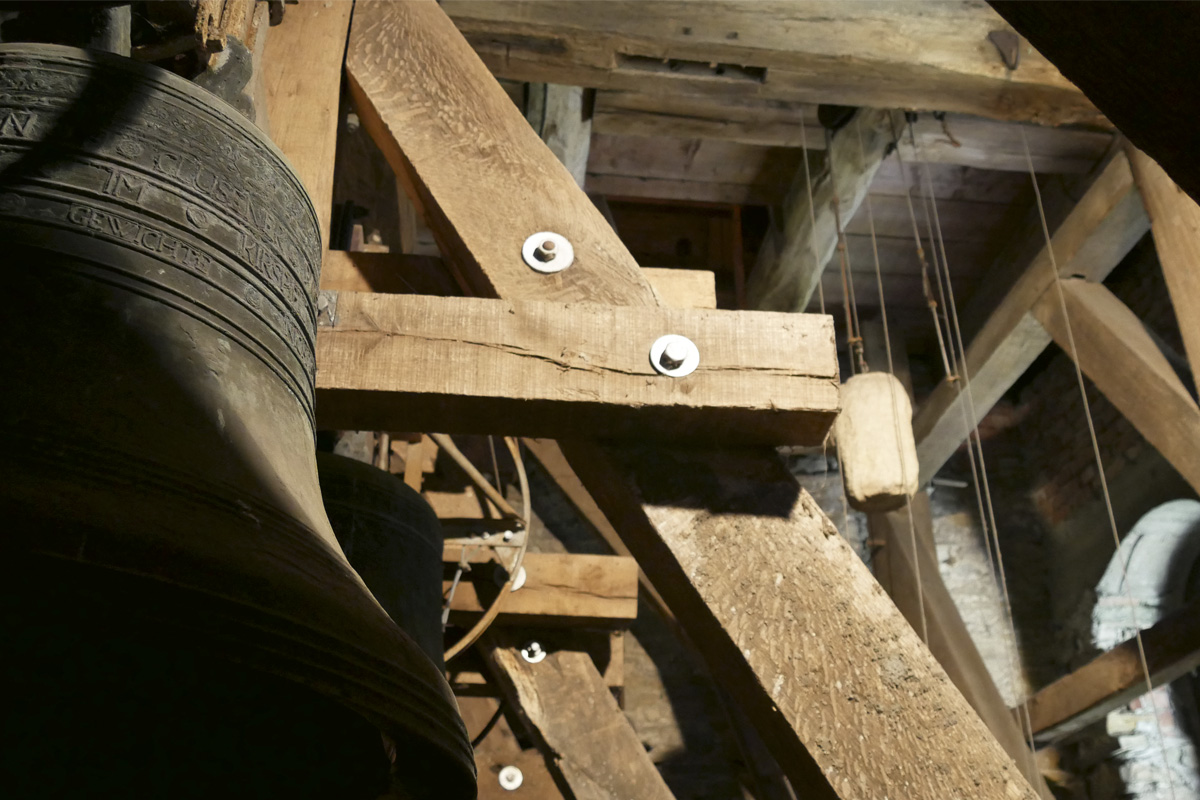 Das Foto zeigt den Kirchturm der Evangelischen Pfarrkirche in Hamm-Uentrop mit Glocke von innen.