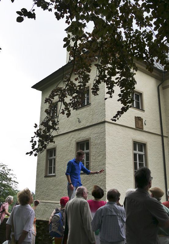 Das Foto zeigt den Guide der Extratour, wie er die Architektur der Evangelischen Pfarrkirche in Hamm-Uentrop veranschaulicht.