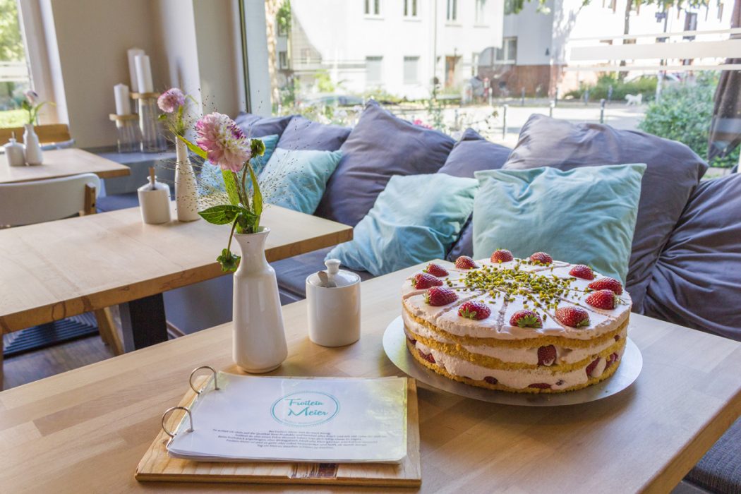 Das Foto zeigt eine leckere Torte im Café Froilein Meier im Kreuzviertel in Dortmund