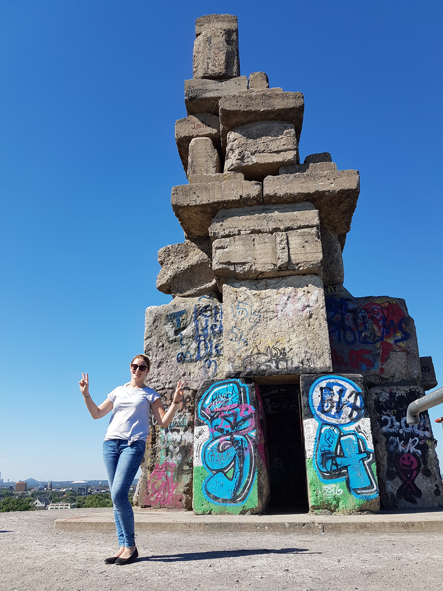 Das Foto zeigt die Blogautorin Katalina vor der Himmelstreppe auf der Halde Rheinelbe in Gelsenkirchen.