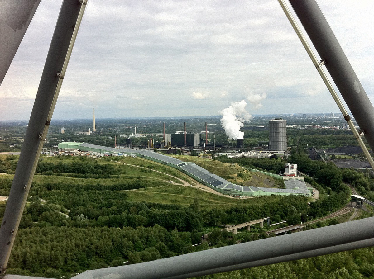Das Foto zeigt den Ausblick aufs Ruhrgebiet vom Tetraeder auf der Halde Beckstraße in Bottrop.