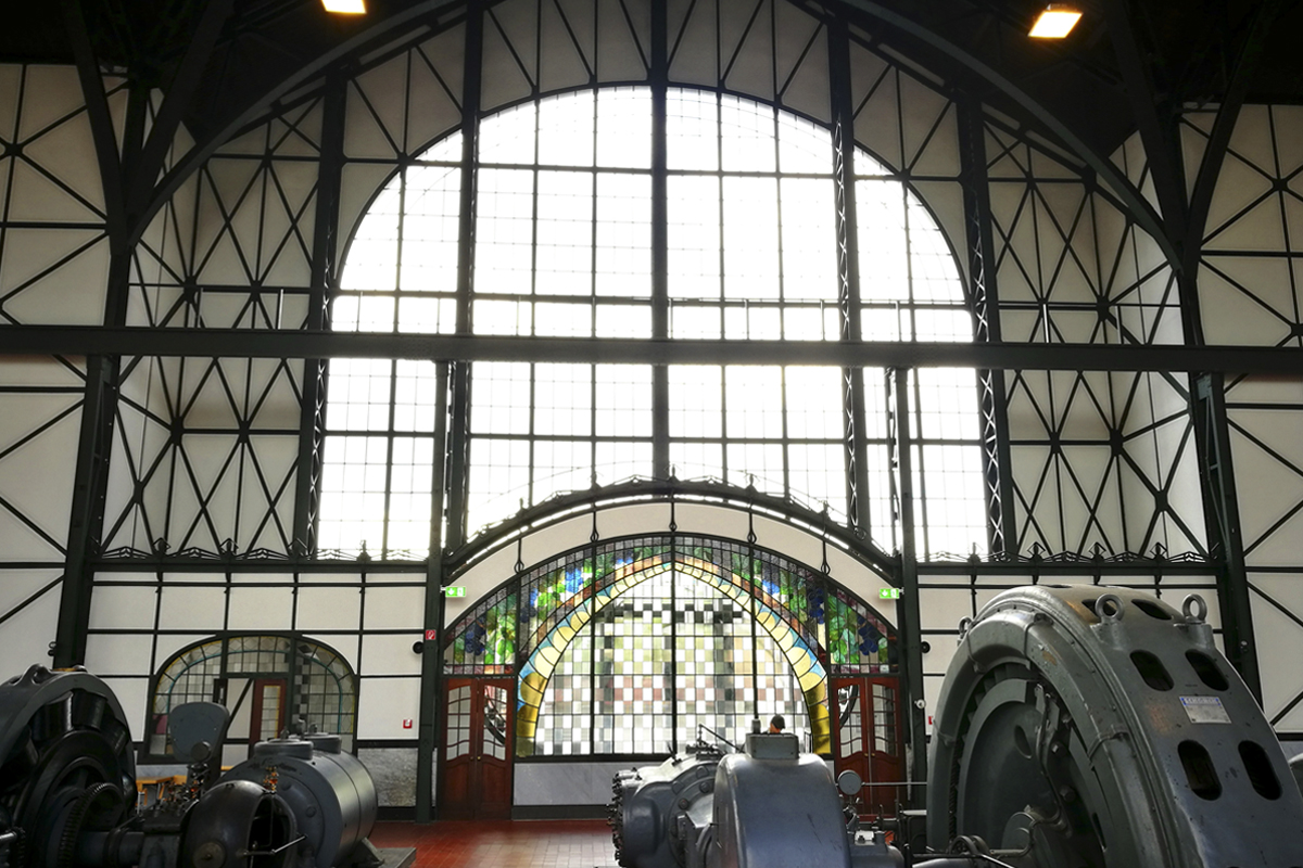 Das Foto zeigt die Maschinenhalle der Zeche Zollern mit den vielen Maschinen im Vordergrund und den Jugendstilfenstern.