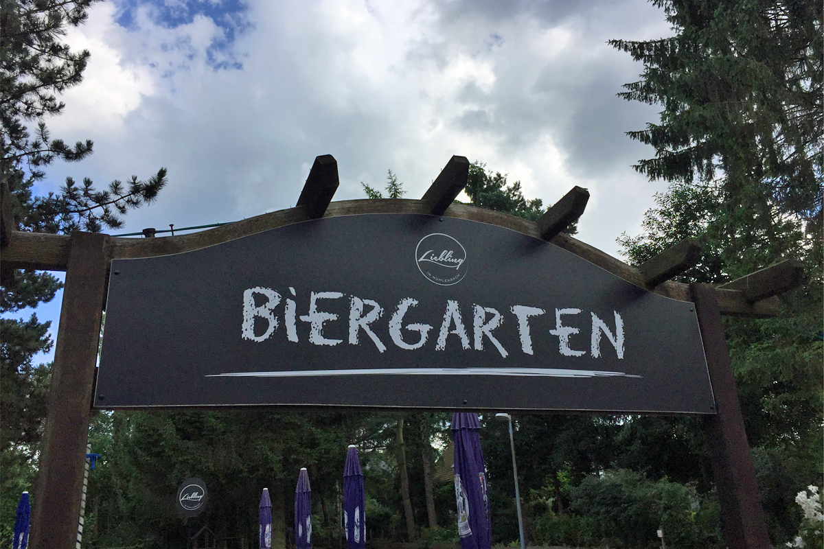 Das Foto zeigt den Eingang zum Biergarten im Liebling zum Mühlenbach.
