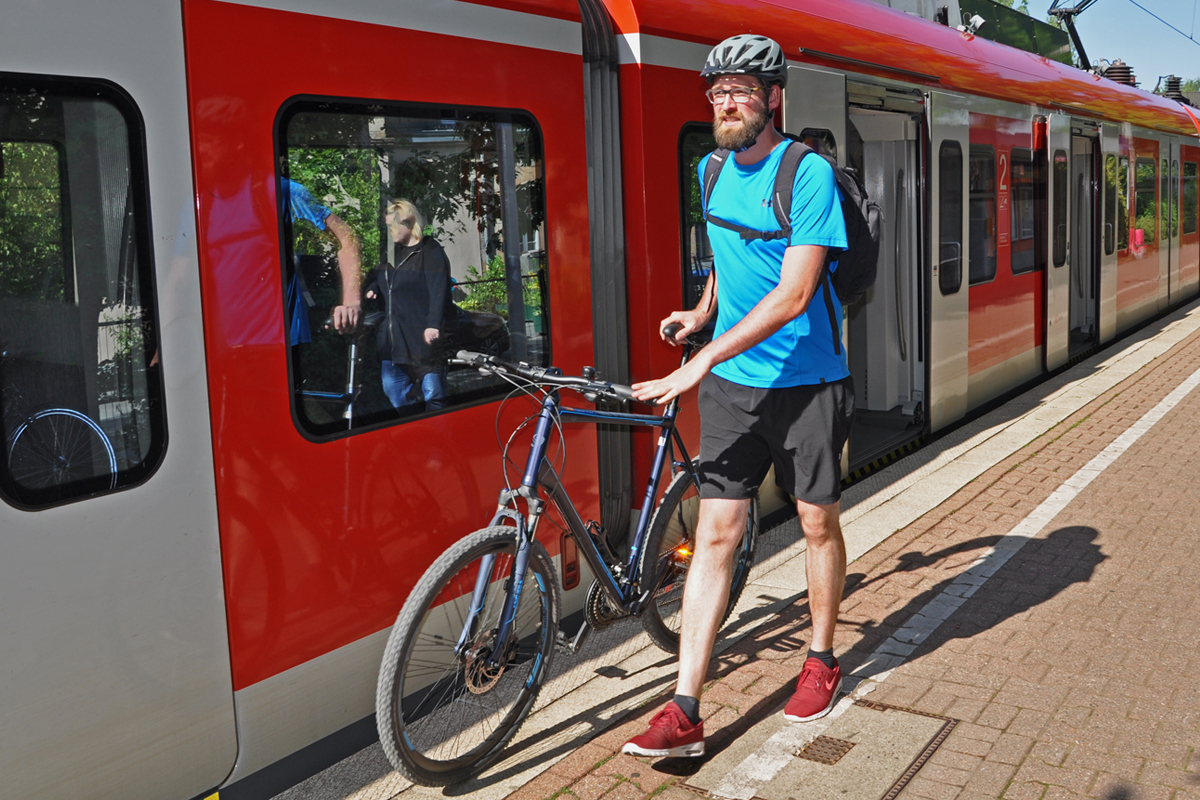 Das Foto zeigt Blogautor Florian mit seinem Mountainbike bei der Ankunft am Bahnhof Hattingen.