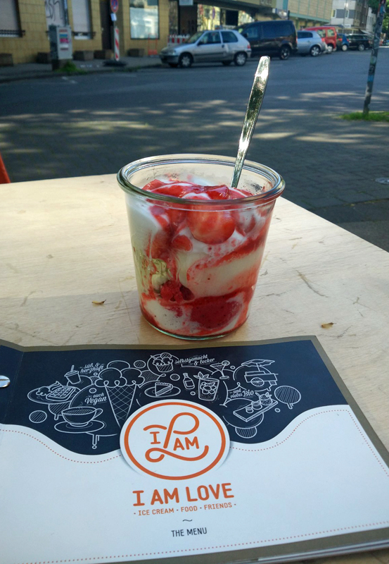 Das Foto zeigt Lauras Eisbecher im schönen Weckglas bei i am love in Bochum