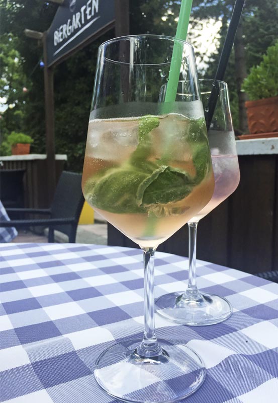 Das Foto zeigt eines der leckeren Getränke im Liebling am Mühlenbach in Mülheim an der Ruhr.