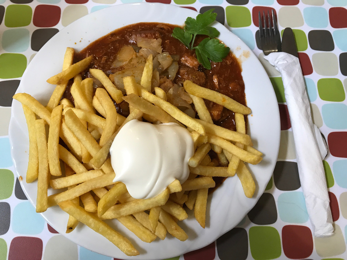 Das Foto zeigt den Schaschlikteller mit Pommes im Profi-Grill in Wattenscheid