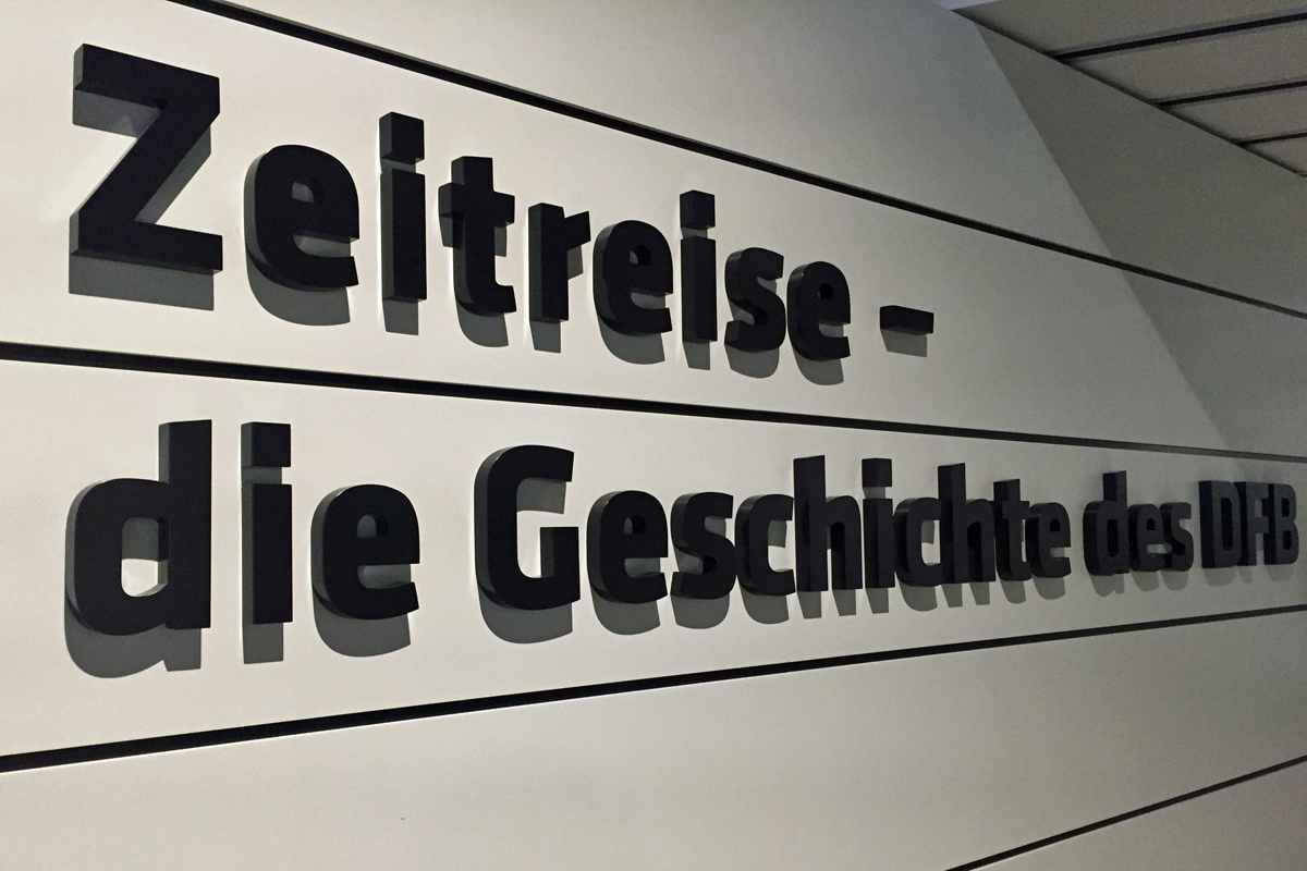 Das Foto zeigt einen Schriftzug im Deutschen Fußballmuseum in Dortmund