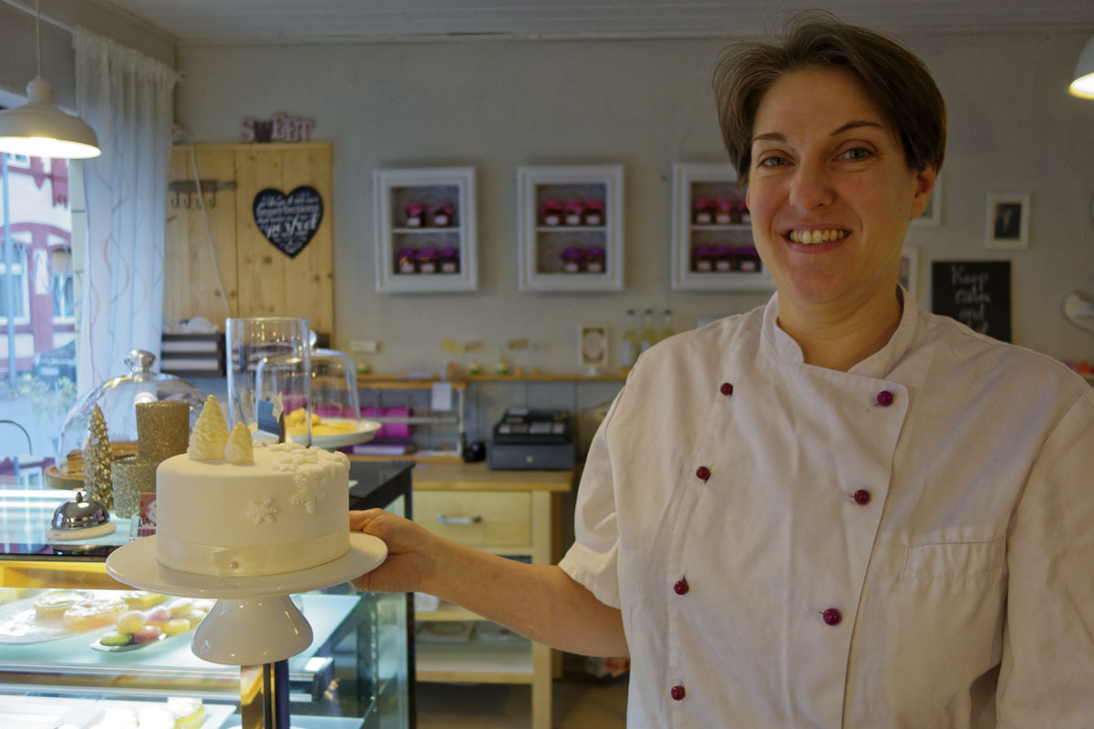 Das Foto zeigt Anke Rhönisch, die Betreiberin der Kleinen Zuckerbäckerei