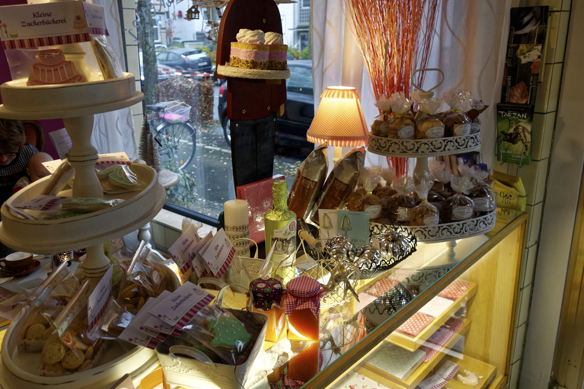 Das Foto zeigt Kekse und Dekoartikel in der Kleinen Zuckerbäckerei in Bochum 