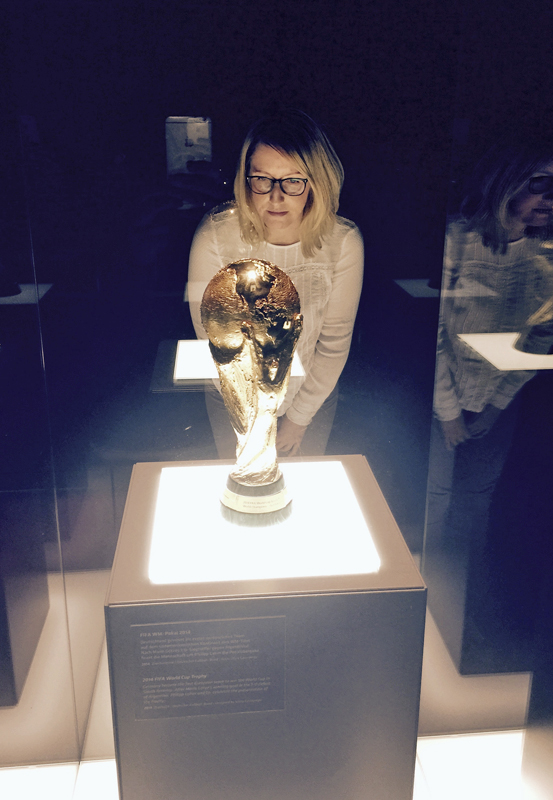 Das Foto zeigt die Blogautorin Nina in der Schatzkammer des Deutschen Fußballmuseum