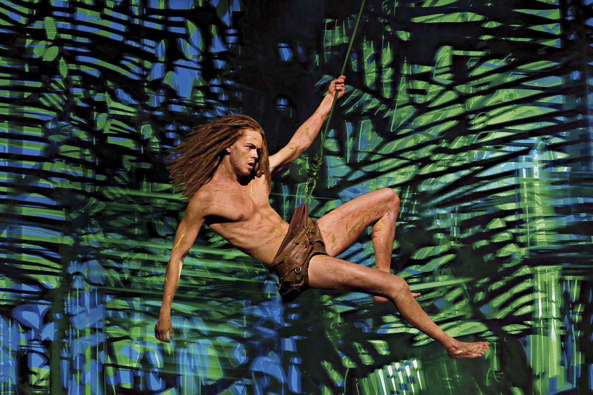 Das Foto zeigt Tarzan an einer Liane min Stage Metronom Theater in Oberhausen