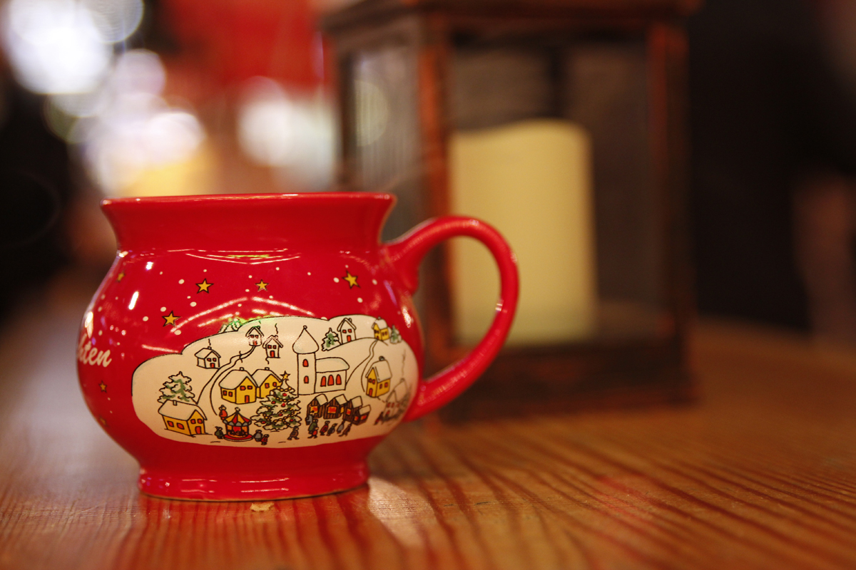 Das Foto zeigt eine Tasse Punsch auf dem Weihnachtsmarkt Recklinghausen