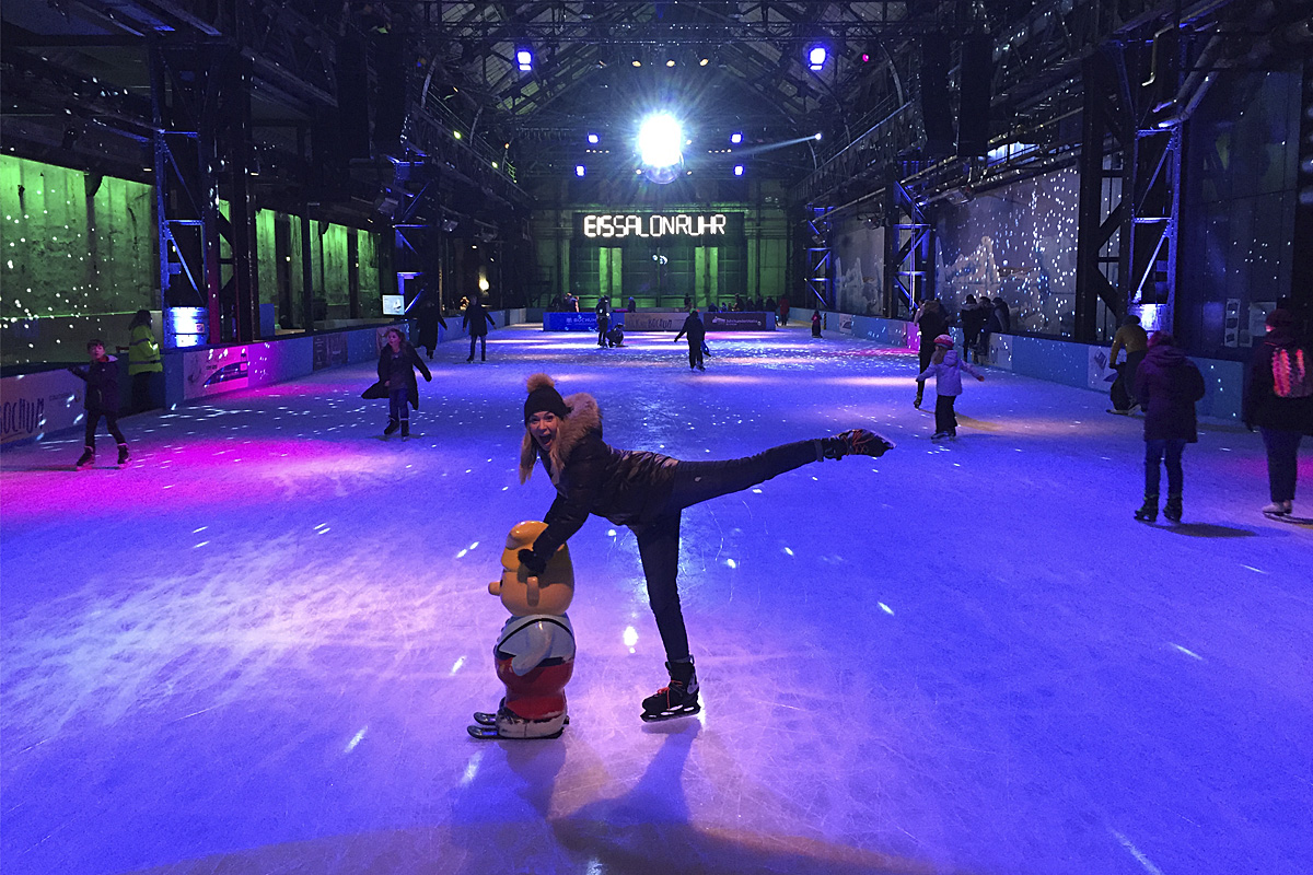 Das Foto zeigt eine Freundin der Blogautorin Ronja in gekonnter Eislaufhaltung