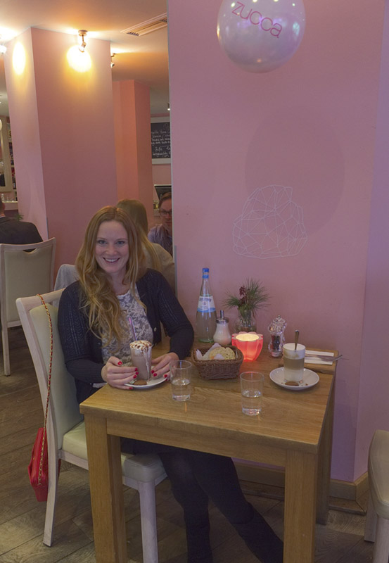 Das Foto zeigt Bloggerin Rebecca im Café Zucca auf der Rüttenscheider Straße in Essen