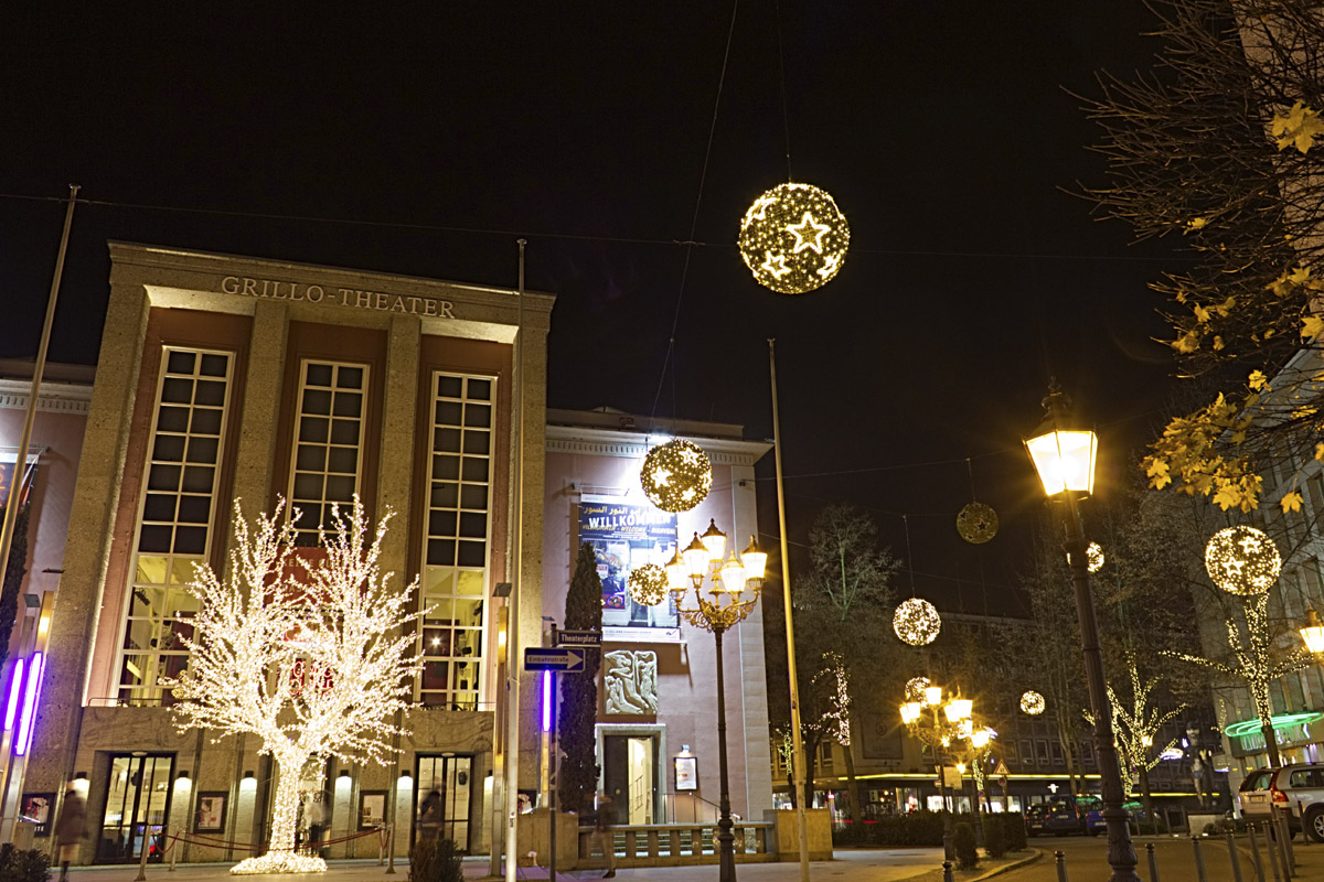 Das Foto zeigt das Grillo-Theater in Essen in weihnachtlicher Atmosphäre