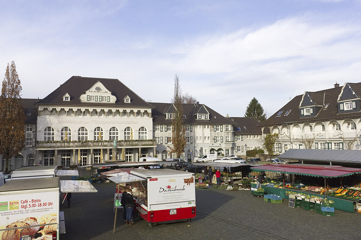 Das Foto zeigt den Markt, der Mittwochs und samstags findet in der Margarethenhöhe Essen stattfindet