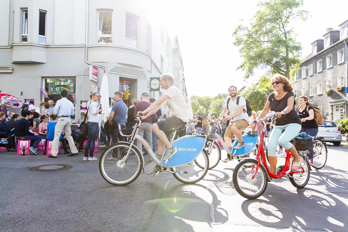Das Foto zeigt eine Radfahrer und Besucher beim Tag der Trinkhallen