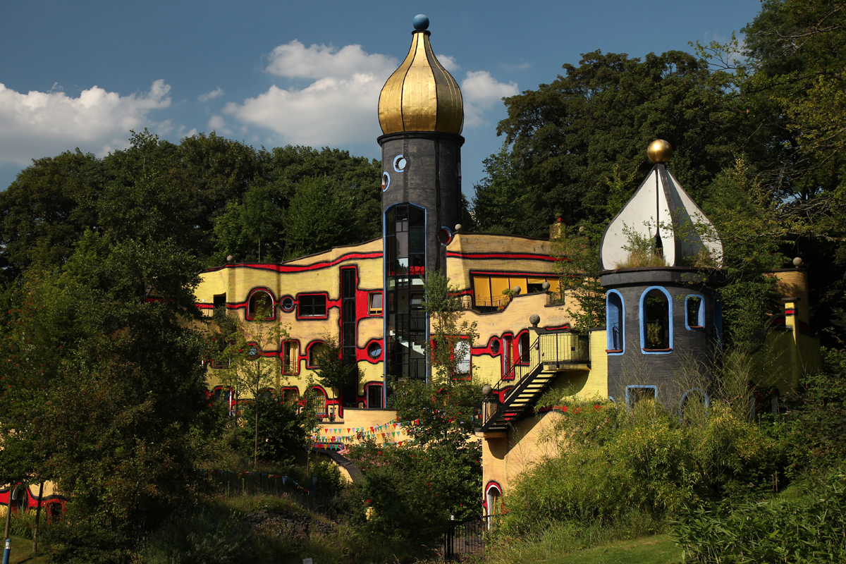 Das Foto zeigt das Hundertwasserhaus im Grugapark Essen