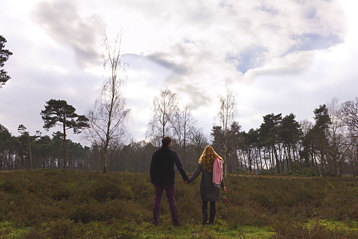 Das Foto zeigt Rebecca und Lukas beim romantischen Spaziergang in der Dingdener Heide