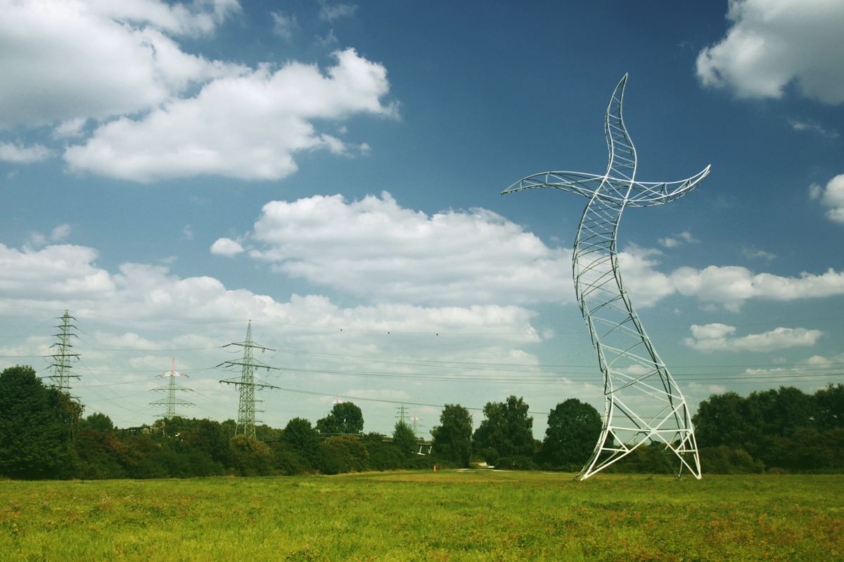 Das Foto zeigt den tanzenden Strommast "Zauberlehrling" der Künstler Inges Idee