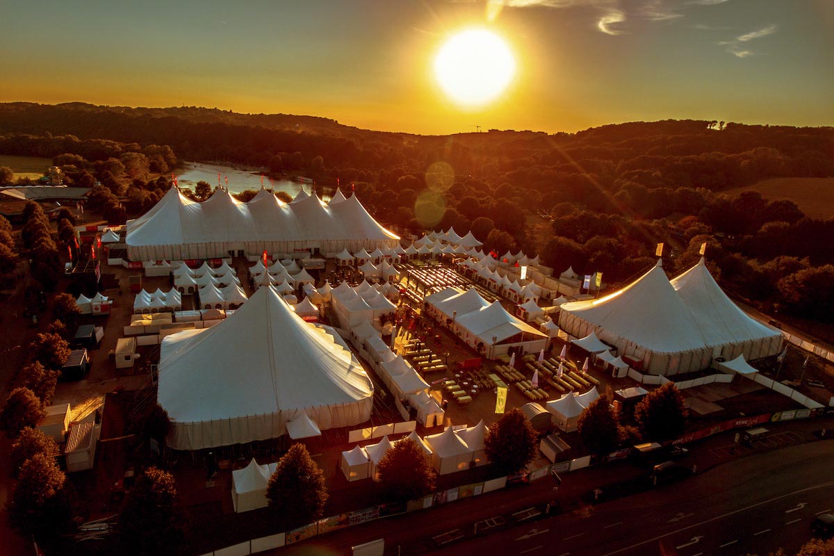 Das Foto zeigt das Festivalgelände des Zeltfestival Ruhr am Kemander See in Bochum von oben