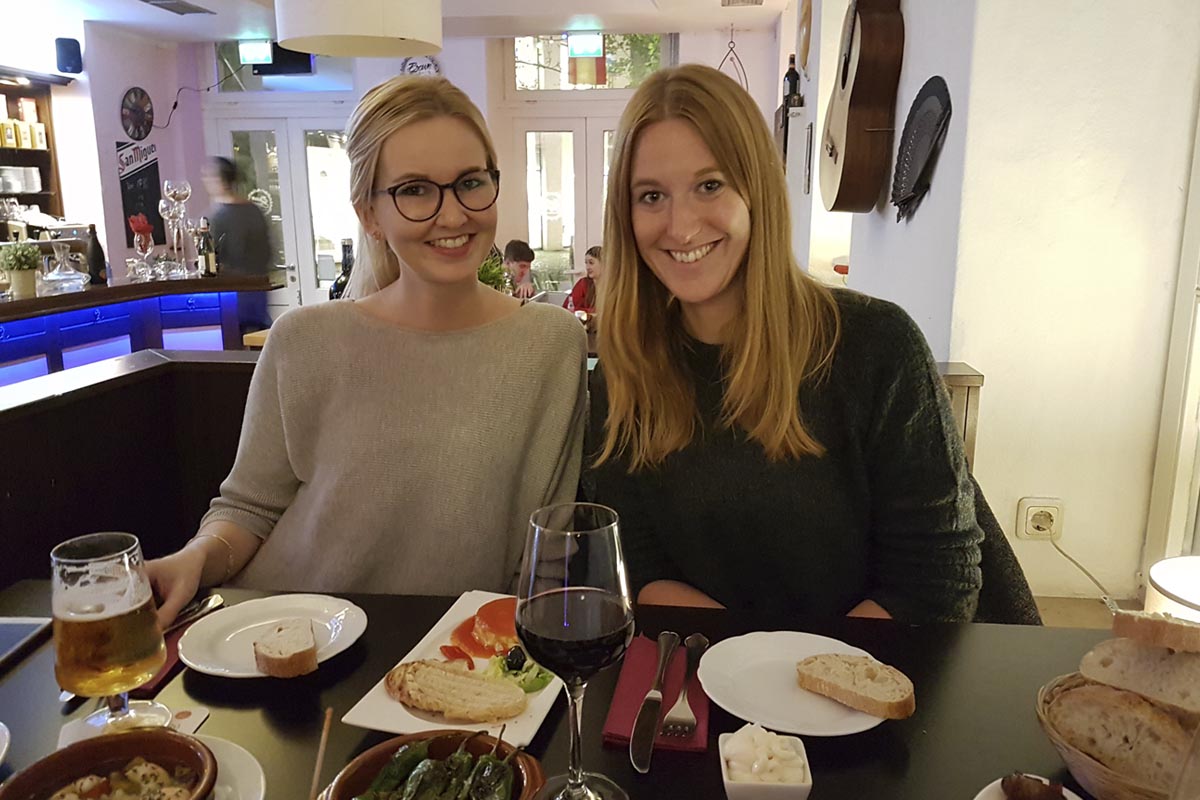 Das Foto zeigt Sarah und ihre Schwester beim Tapas essen im Brown Sugar in Moers