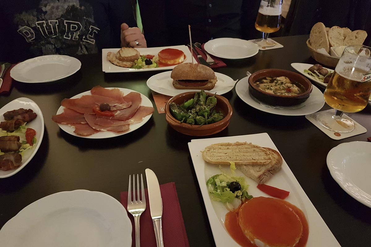 Das Foto zeigt einen Tisch voller Tapas im Brown Sugar in Moers