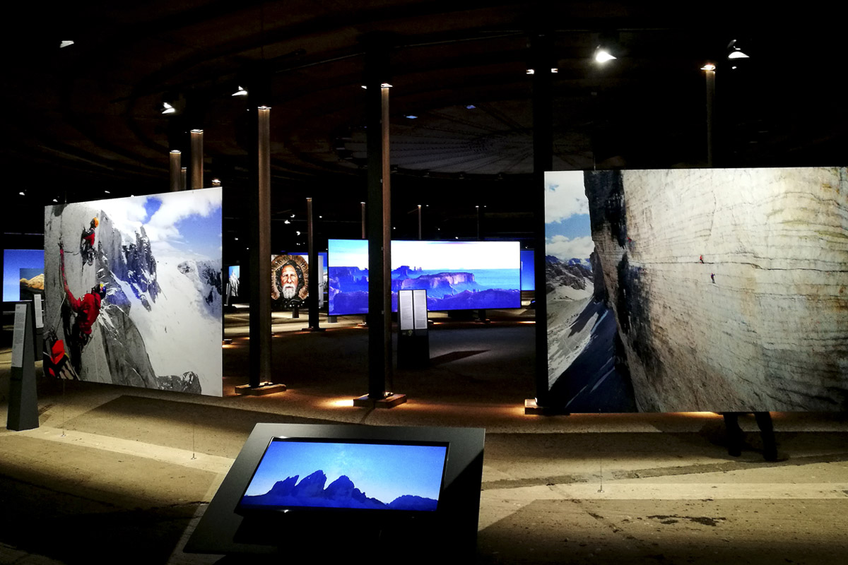 Das Foto zeigt die großformatigen Fotos in der Ausstellung "Der Berg ruft" im Gasometer Oberhausen