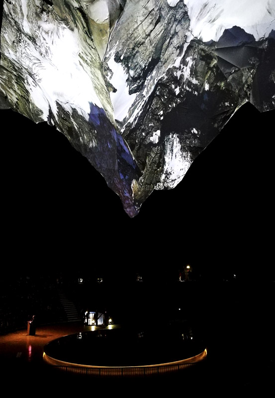 Das Foto zeigt die beeindruckende Plastik des Matterhorns in der Ausstellung "Der Berg ruft" im Gasometer Oberhausen