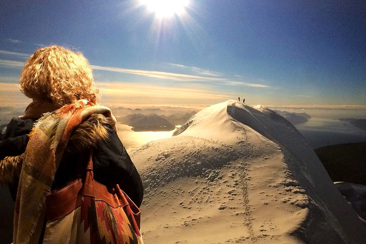 Das Foto zeigt den Gipfel des Monte Sarmiento mit Ausblick auf die Magellanstraße in Südamerika in der Ausstellung "Der Berg ruft" im Gasometer Oberhausen