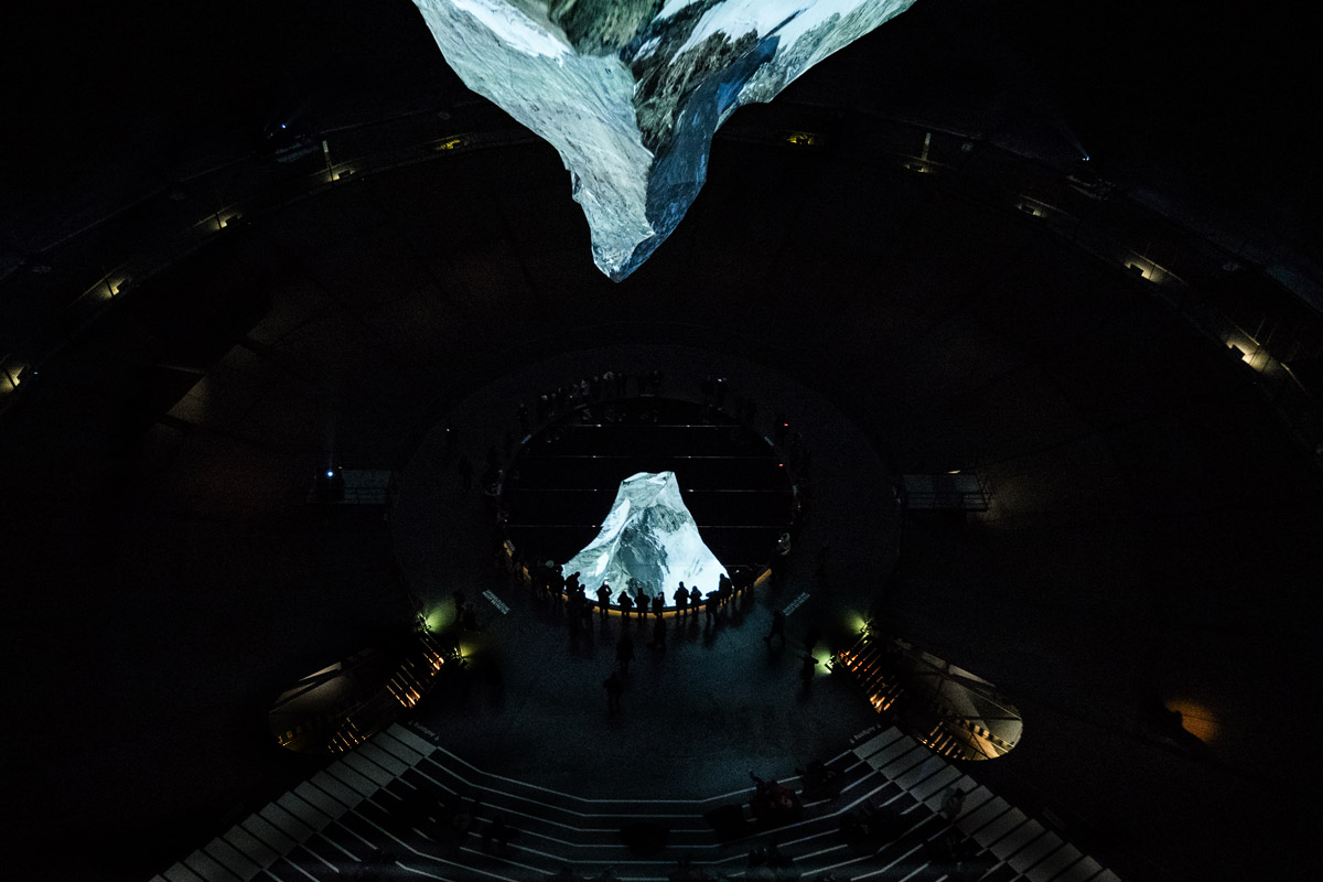 Das Bild zeigt die Projektionen eines Berg in der Austellung der Berg ruft im Gasometer Oberhausen