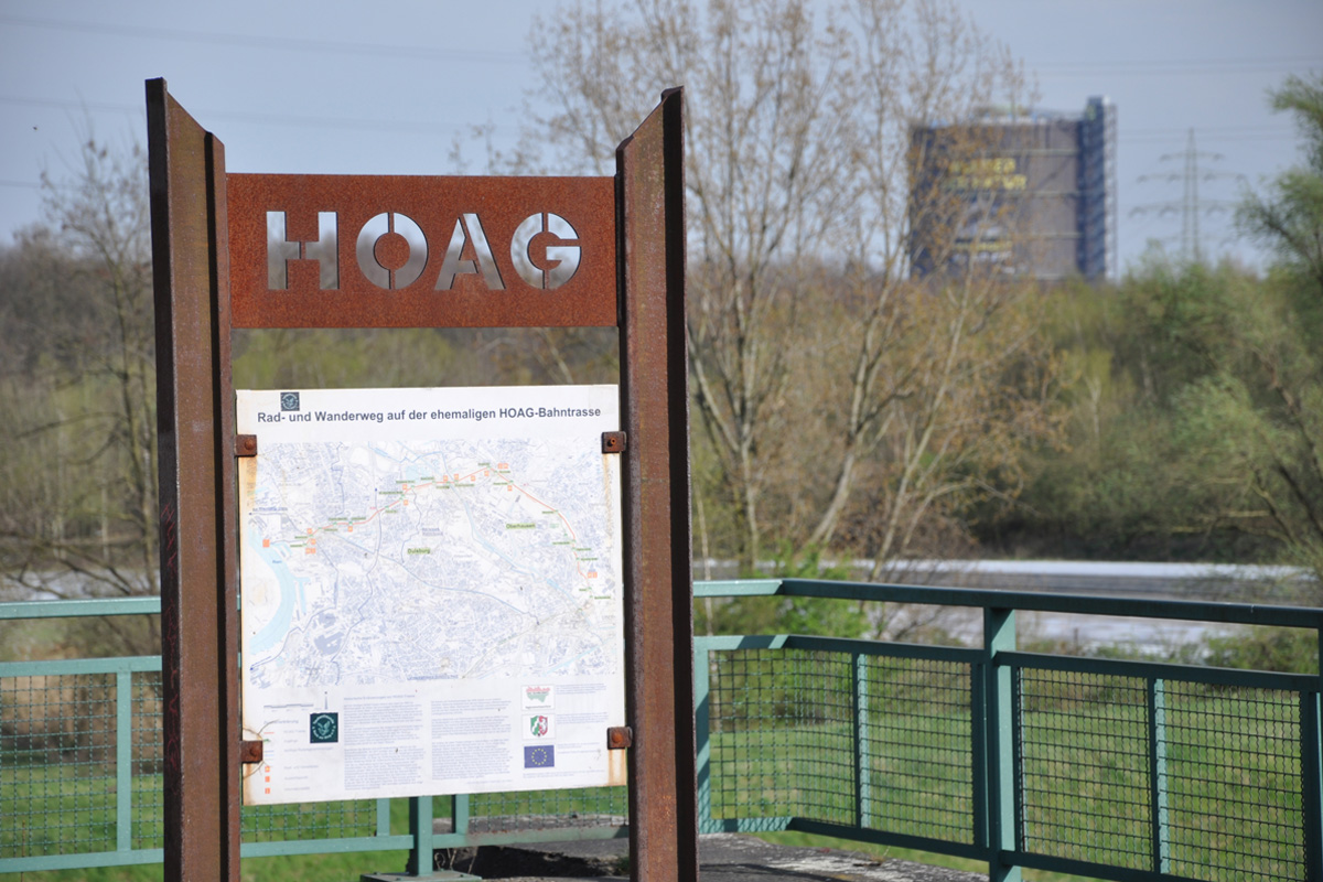Das Foto zeigt ein Hinweisschild der HOAG-Bahntrasse