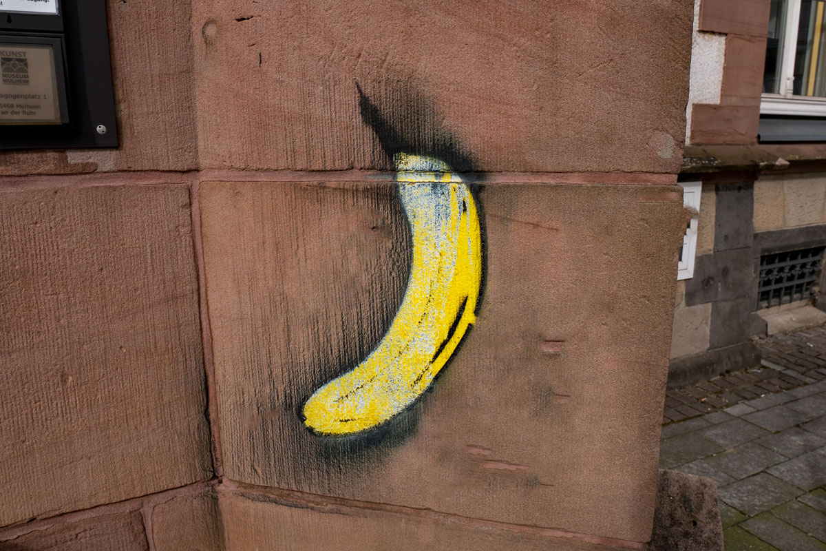 Die Das Foto zeigt die Banane von Thomas Baumgärtel am Kunstmuseum Alte Post