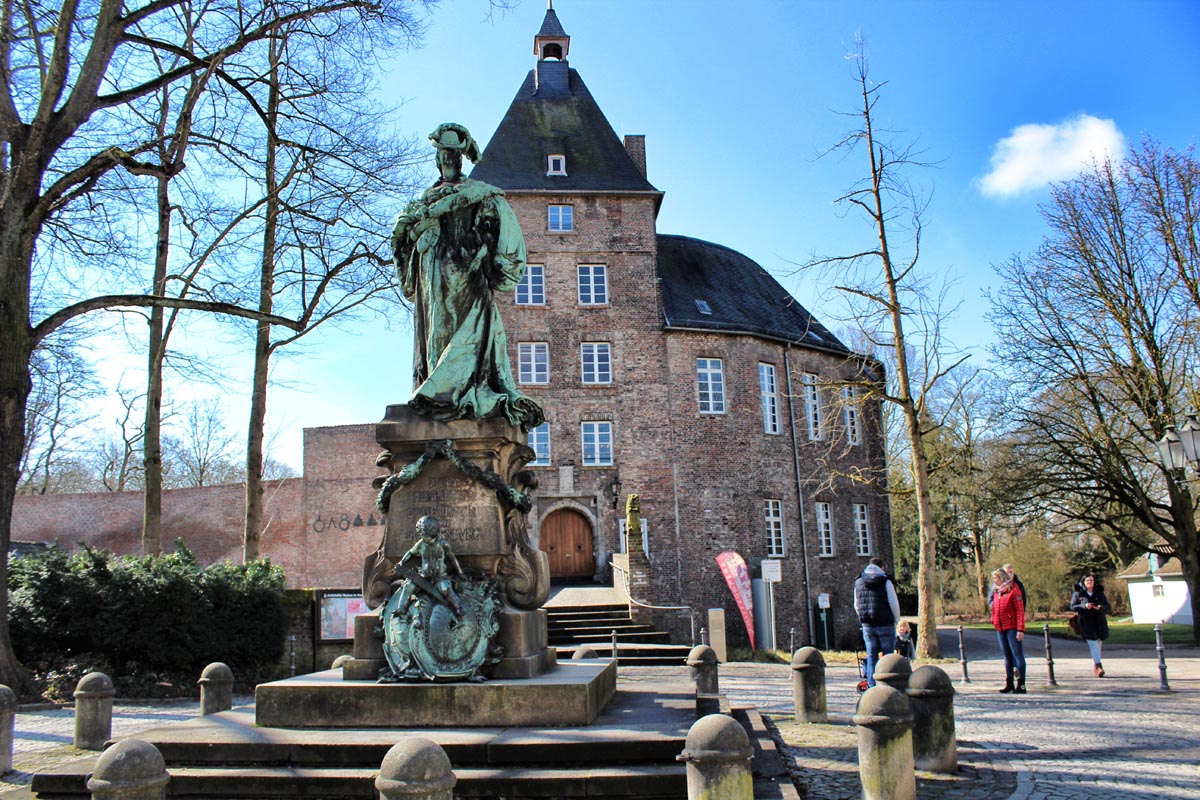 Das Foto zeigt das Moerser Schloss im Kreis Wesel