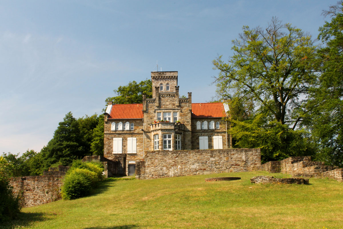 Das Foto zeigt ein Herrenhaus der Ruinen Isenburg