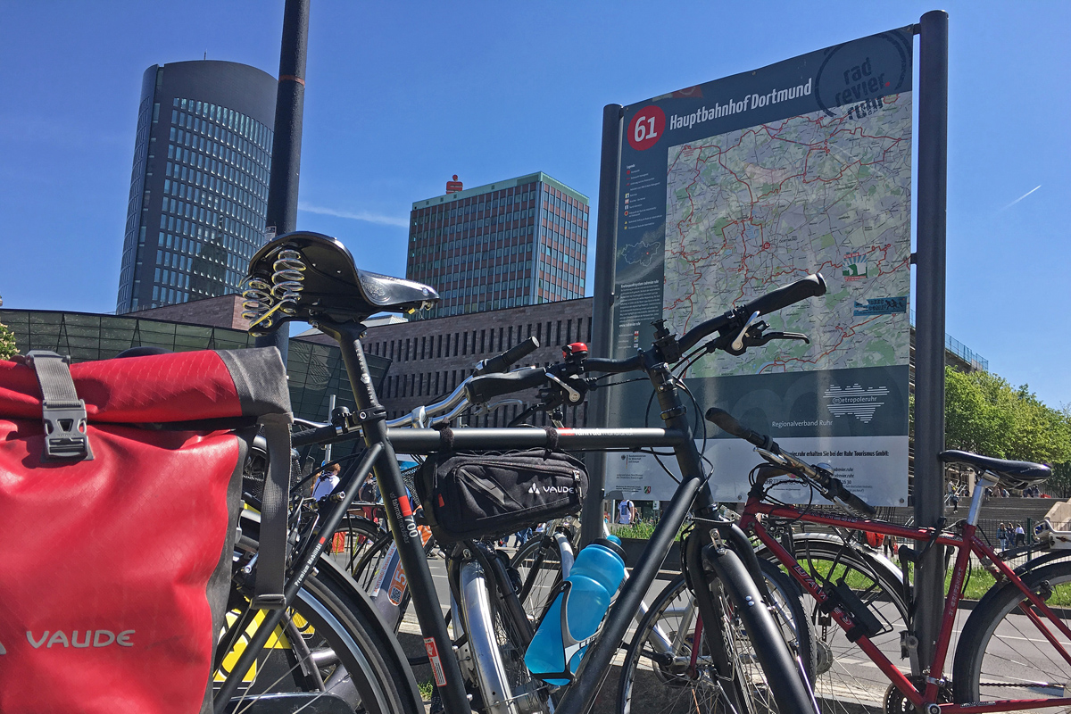 Das Bild zeigt Räder vor dem Hauptbahnhof Dortmund