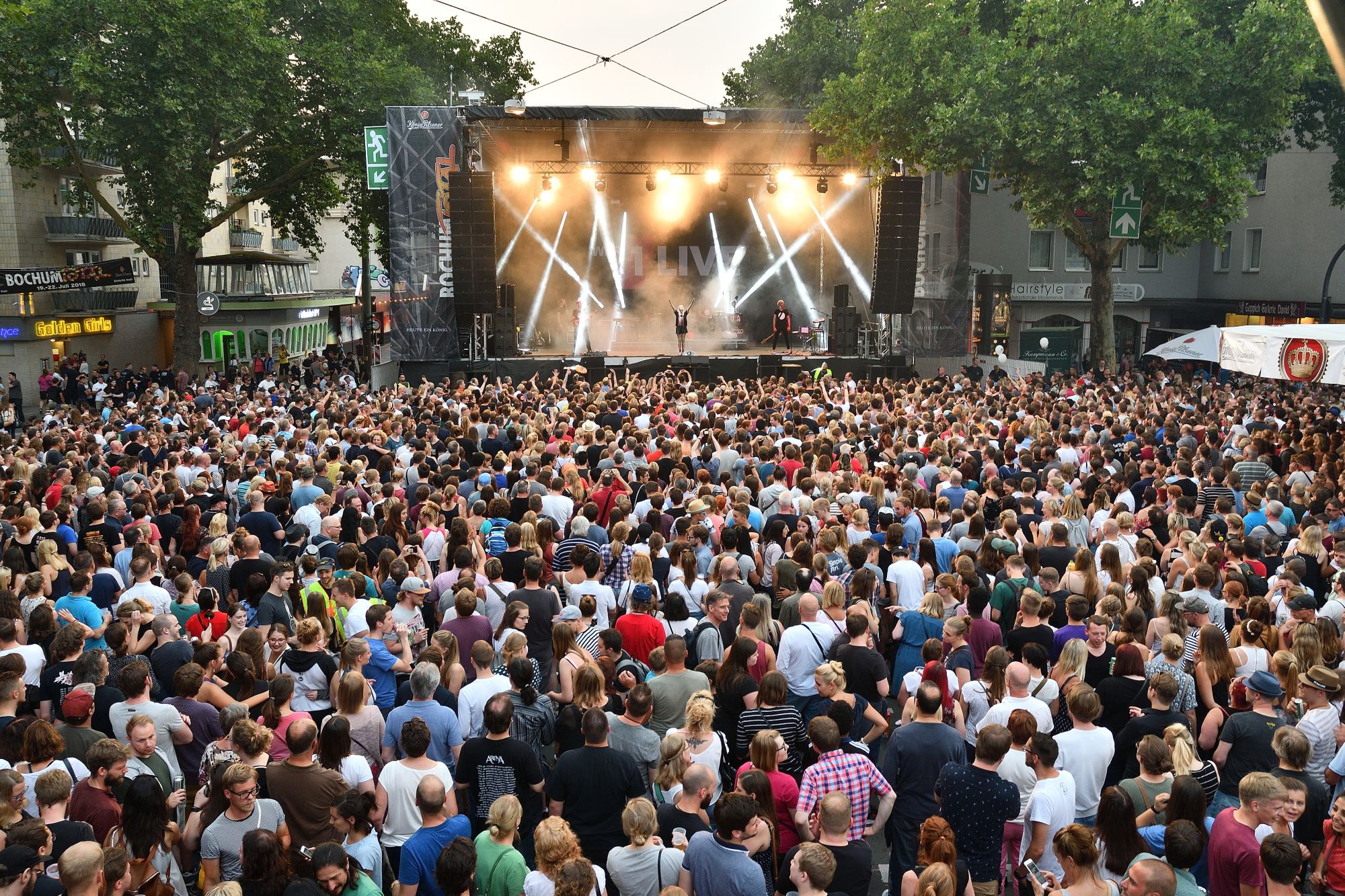 Das Foto zeigt Besucher:innen auf dem Festival Bochum Total in der Innenstadt von Bochum