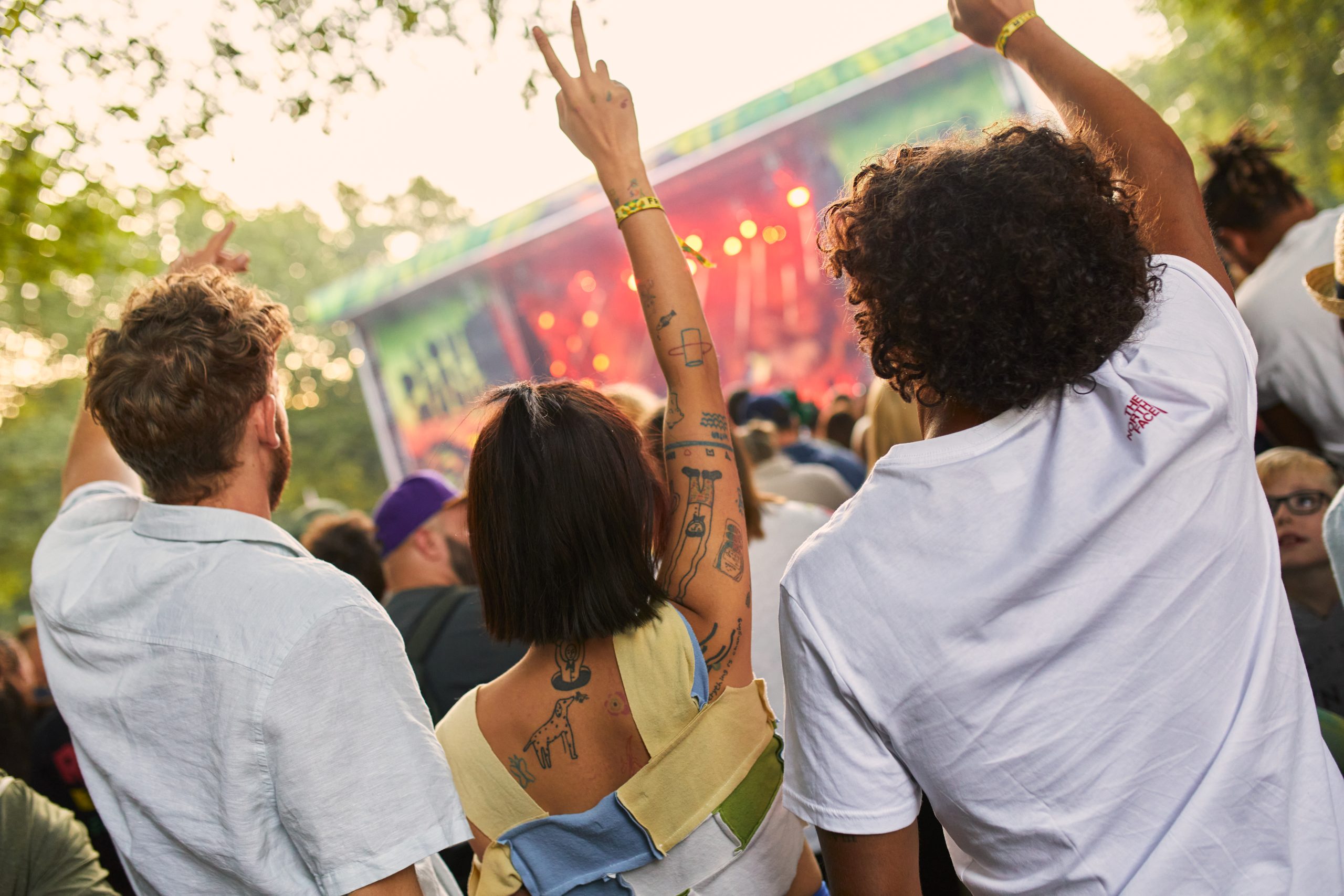 Das Foto zeigt feiernde Besucher:innen beim Ruhr Reggae Summer in Mülheim an der Ruhr