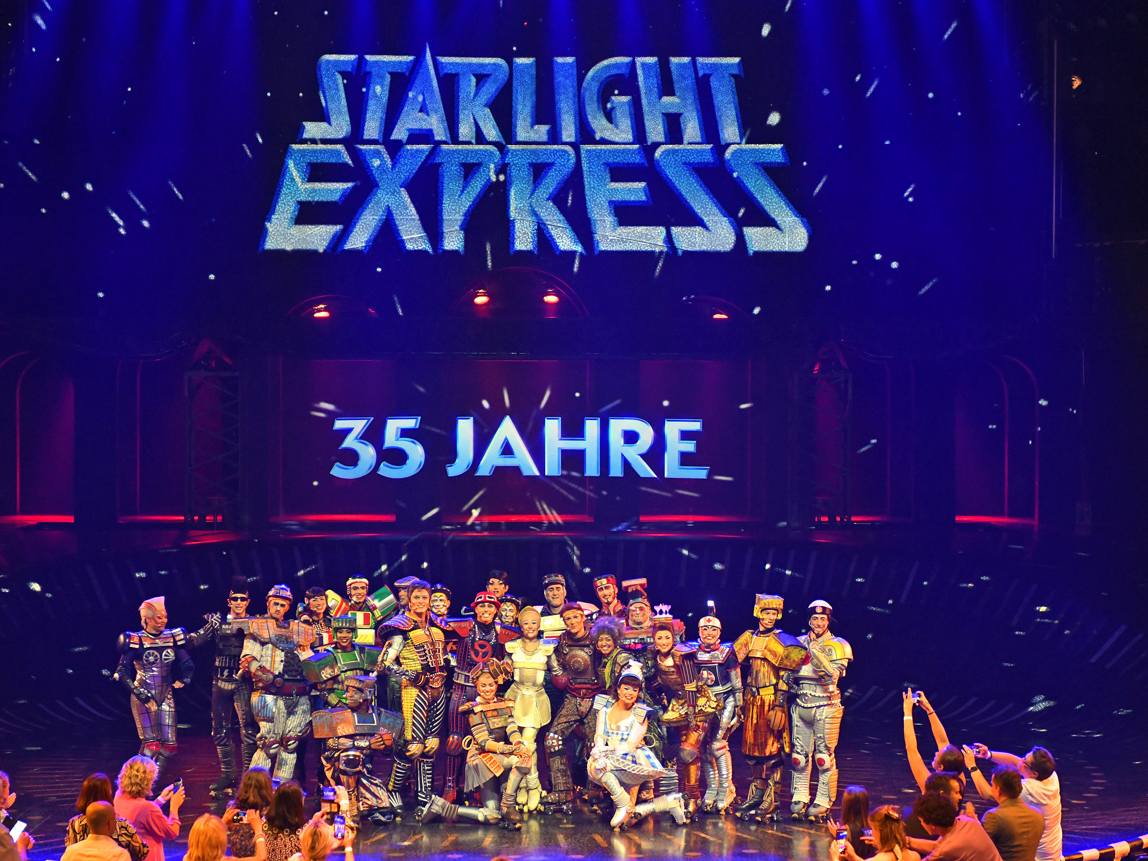 Das Foto zeigt die Cast von 35 Jahre STARLIGHT EXPRESS in Bochum