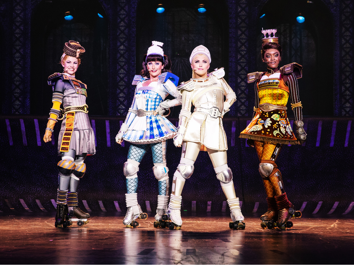 Das Foto zeigt die Waggons Carrie, Dinah, Pearl und Belle im Musical STARLIGHT EXPRESS